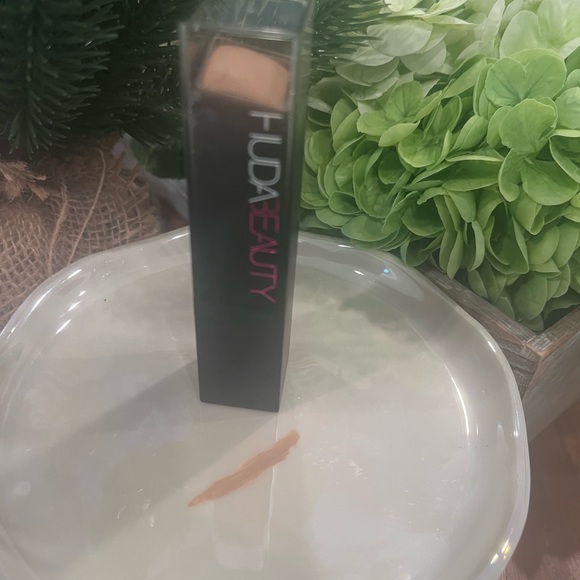 HUDA BEAUTY 300N Latte Fauxfilter Skin Finish Stick Foundation - Picture 3 of 3
